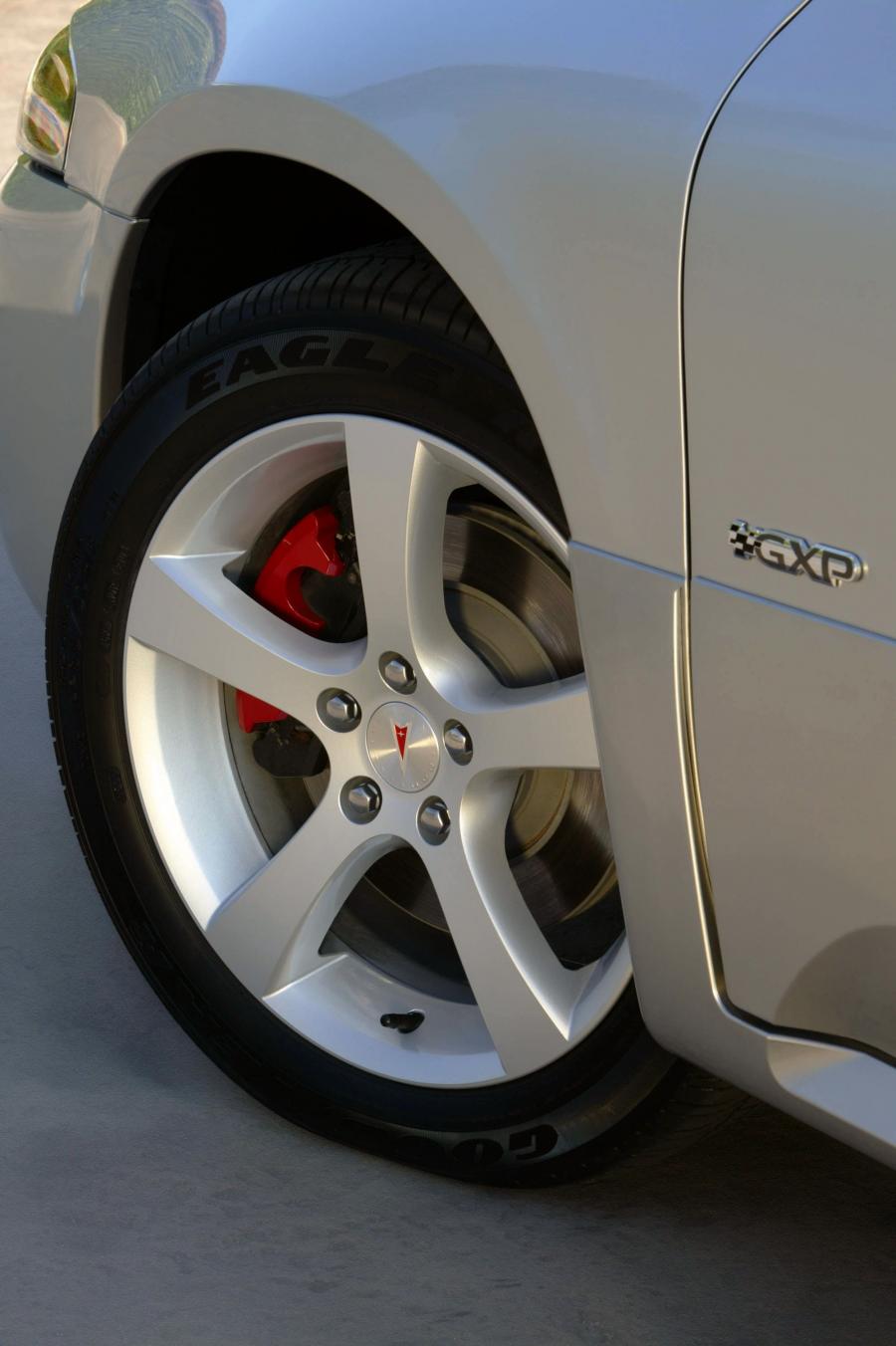  Pontiac Bonneville GXP 2004 года  (фото 10 из 26)